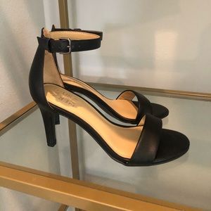 New Naturalizer woman’s heels in black. Never worn. Size 6